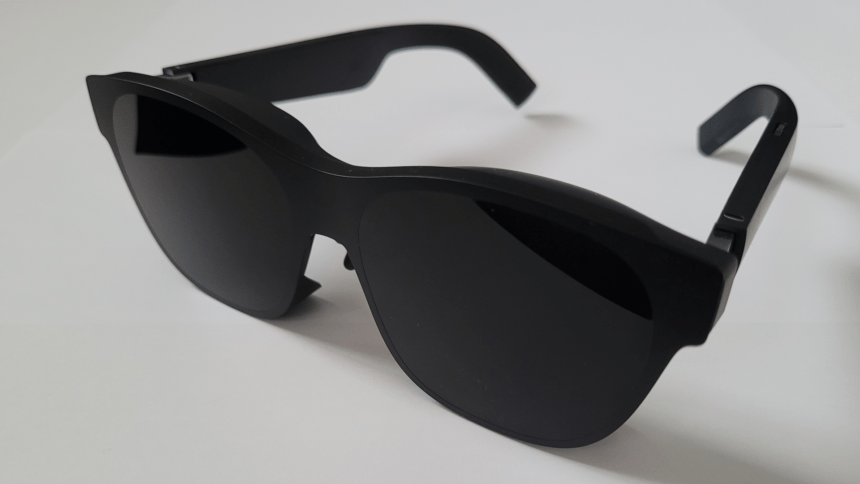 Eine schwarze Xreal Air 2 AR-Brille auf weißem Hintergrund.