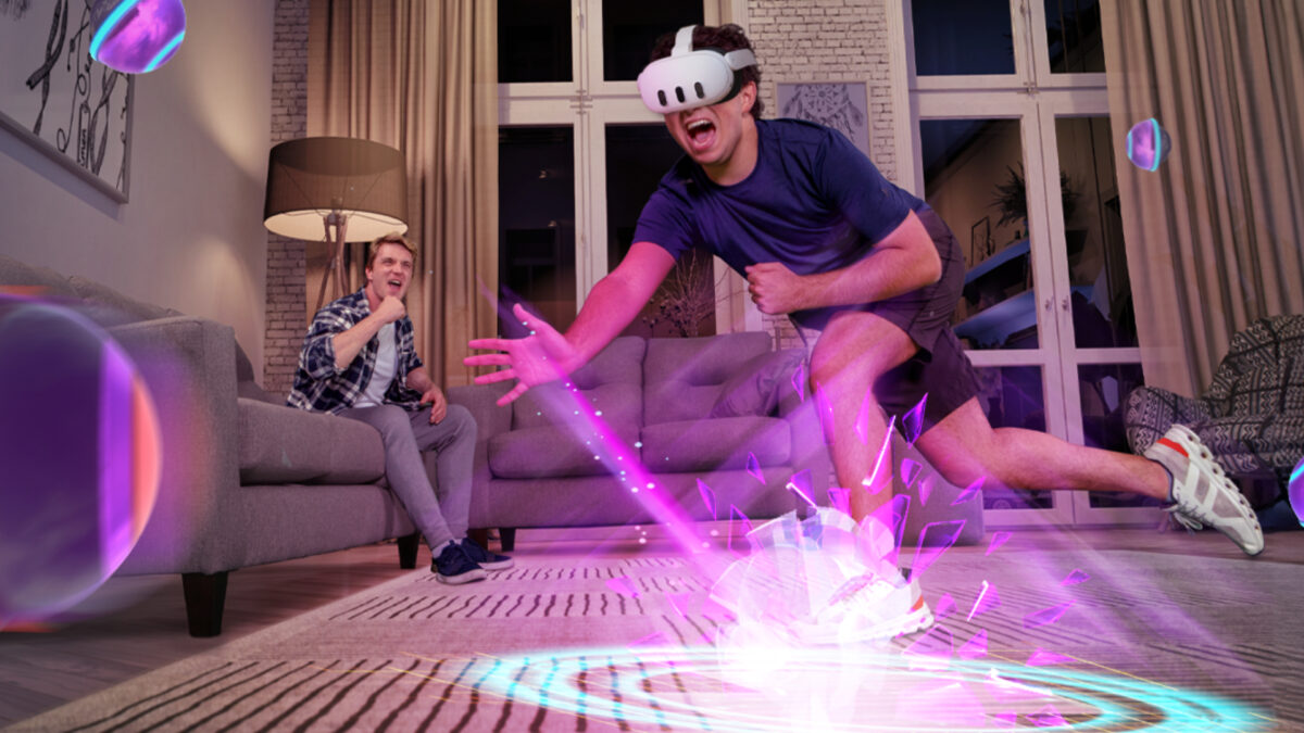 Ein Mann mit einem Meta Quest 3 auf dem Kopf trainiert in seinem Wohnzimmer mit einer Mixed-Reality-App, die rosa Strahlen in den physischen Raum projiziert.