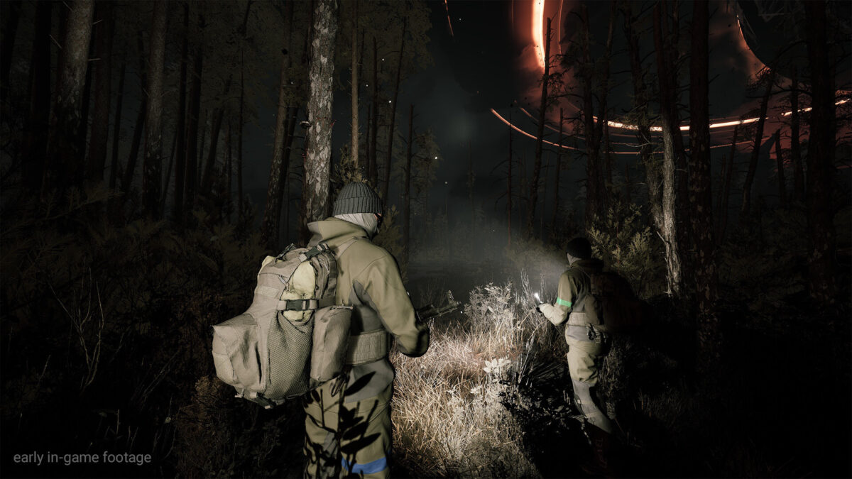 Zwei Spieler erkunden ein Waldgebiet mit Taschenlampen.
