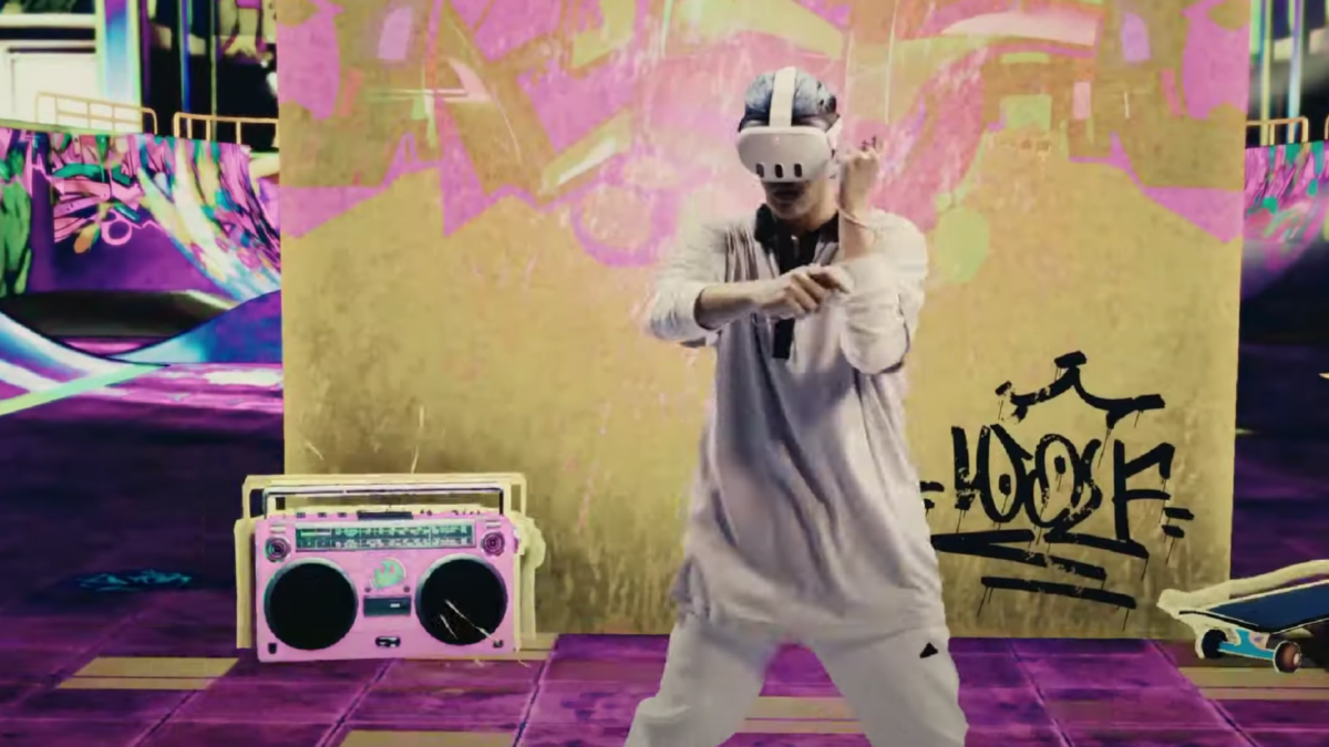 Ein Tänzer mit VR-Brille steht vor einem Graffiti und einem tragbaren Radio.