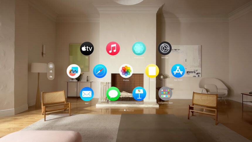 Der Apple Vision Pro Startbildschirm erscheint über einem großen Wohnzimmer.