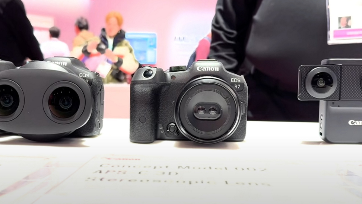 Neue Kameras von Canon auf einem Tisch auf der CES 2024