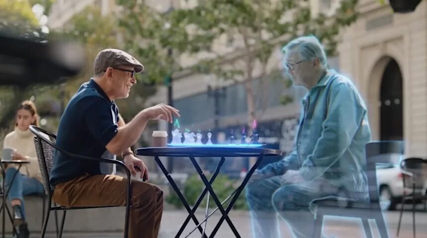 Ein Mann spielt draußen Schach mit einem Freund, der erscheint als Hologramm.