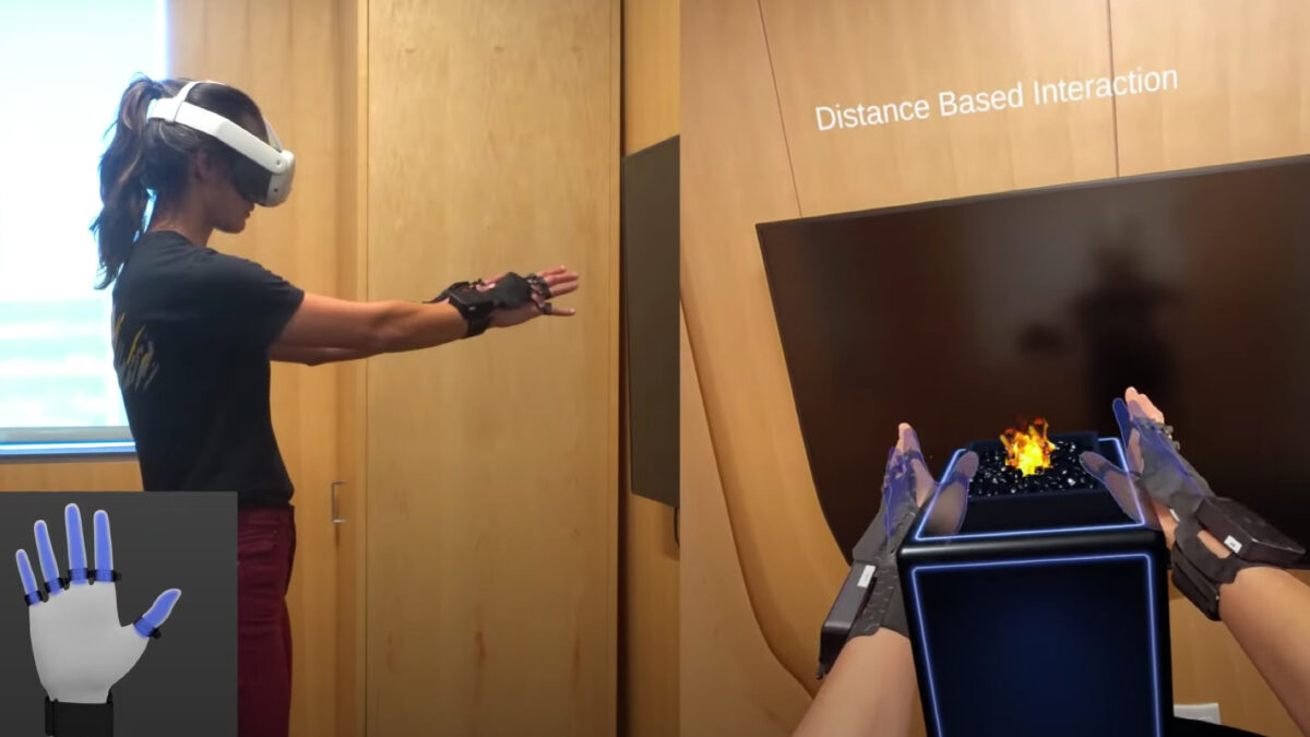 Eine Frau, die einen Meta Quest 3 trägt, benutzt haptische VR-Handschuhe.