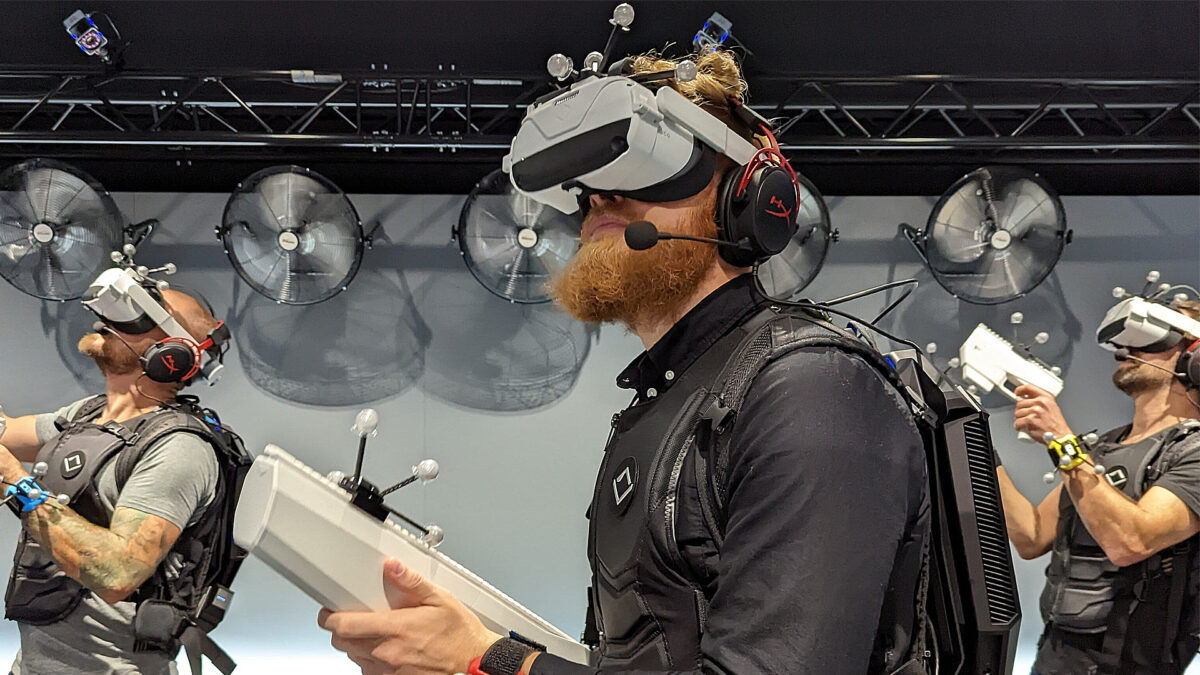 Eine Gruppe von Sandbox-VR-Besuchern mit VR-Brille und VR-Gewehr.