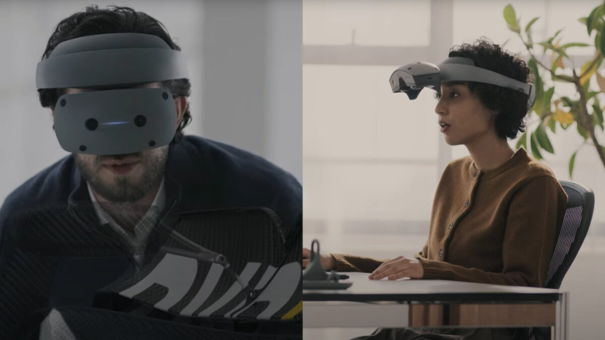 Das Visier des XR-Headsets von Sony lässt sich hochklappen, um den Zugriff auf einen Computer zu erleichtern.