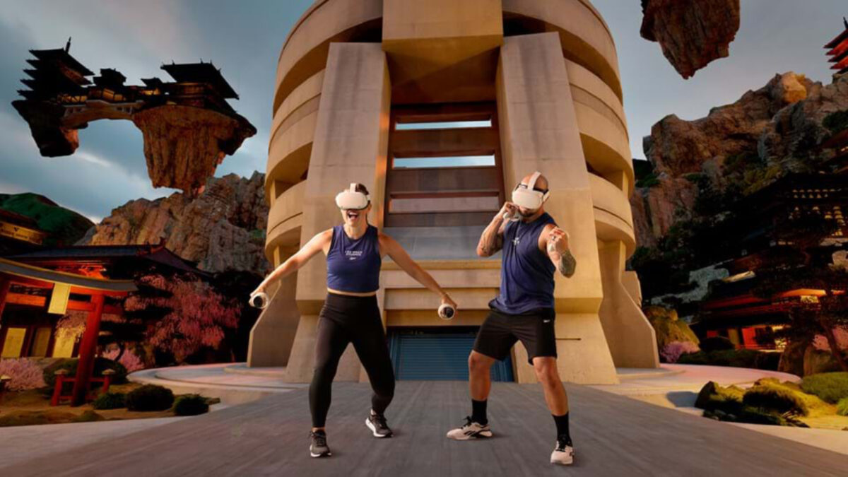 Ein Bildschirmfoto von Les Mills Bodycombat zeigt einen Mann und eine Frau mit VR-Headsets.