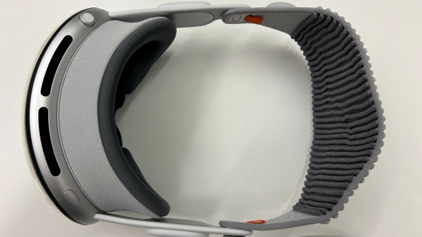 VR/AR-Brille Apple Vision Pro auf einem Tisch, fotografiert von oben