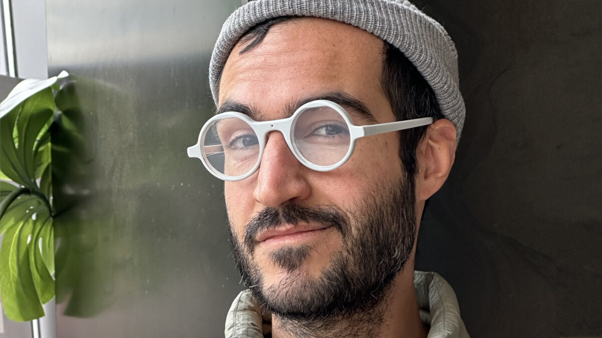 Der CEO von Brilliant Labs trägt die intelligente Brille Frame AI.