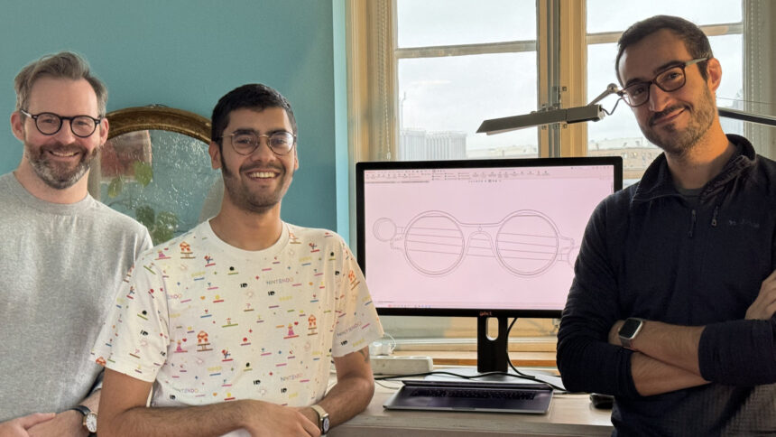 Brilliant Labs-Mitbegründer stehen vor einem Computerbildschirm mit dem Frames-Design. 