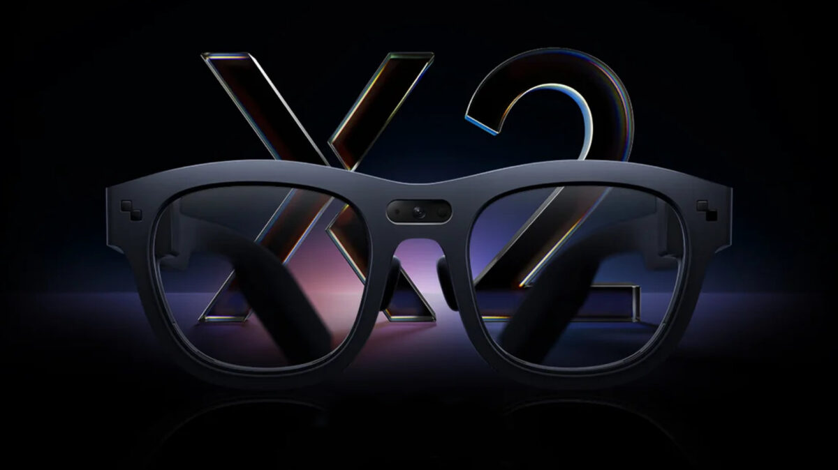 Die RayNeo X2 AR-Brille liegt vor dem X2-Logo.