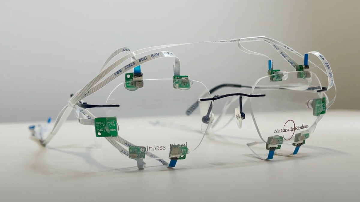 Eine Brille, die mit verschiedenen Sensoren und Mikrofonen ausgestattet ist, um Eye-Tracking per Sonar zu ermöglichen.