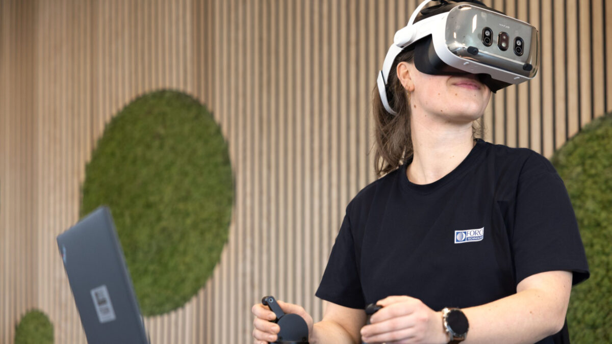 Eine Frau mit VR-Brille bedient ein Schiff in einer VR-Trainingssimulation.