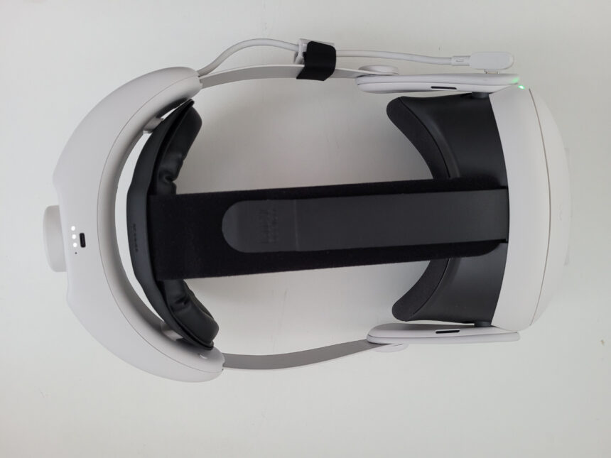 Eine Meta Quest 3 VR-Brille mit einem Kiwi Comfort Battery Headstrep von oben.