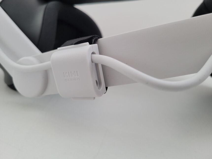 Eine Meta Quest 3 VR-Brille mit einem Kiwi Comfort Battery Headstrep von der Seite.