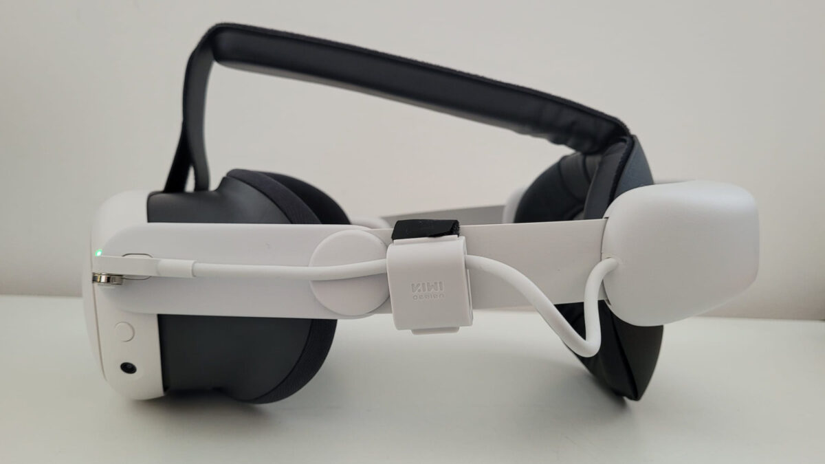 Eine Meta Quest 3 VR-Brille mit einem Kiwi Comfort Battery Headstrep von der Seite.