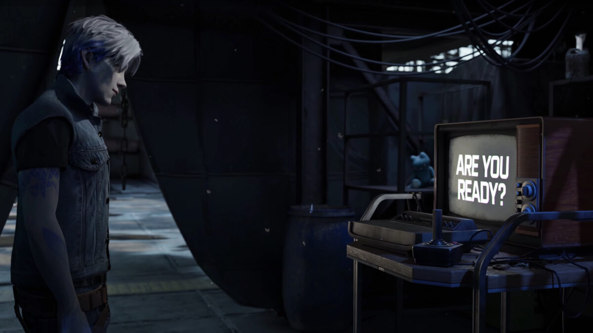 Ein junger Mann blickt auf einen alten Röhrenfernseher mit der Aufschrift "Are you ready?".