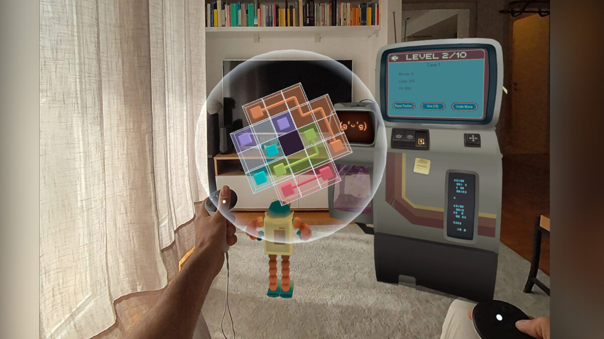 Elemente des Mixed-Reality-Spiels (eine Kugel, ein Terminal, ein Spielzeugroboter) in einem Wohnzimmer.