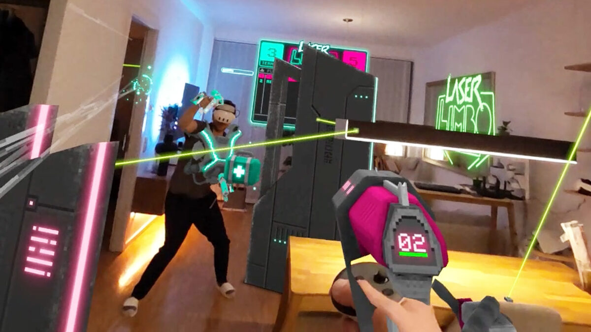 Eine Wohnung voller Mixed-Reality-Elemente. Ein Spieler feuert mit einem Blaster in Richtung eines anderen Spielers.