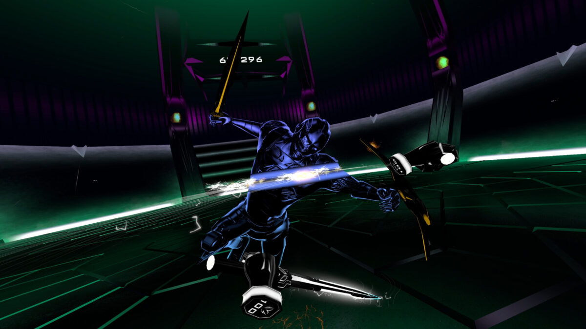 Ein Roboter stürmt durch eine dunkle Sci-Fi-Arena zum Schwertkampf.