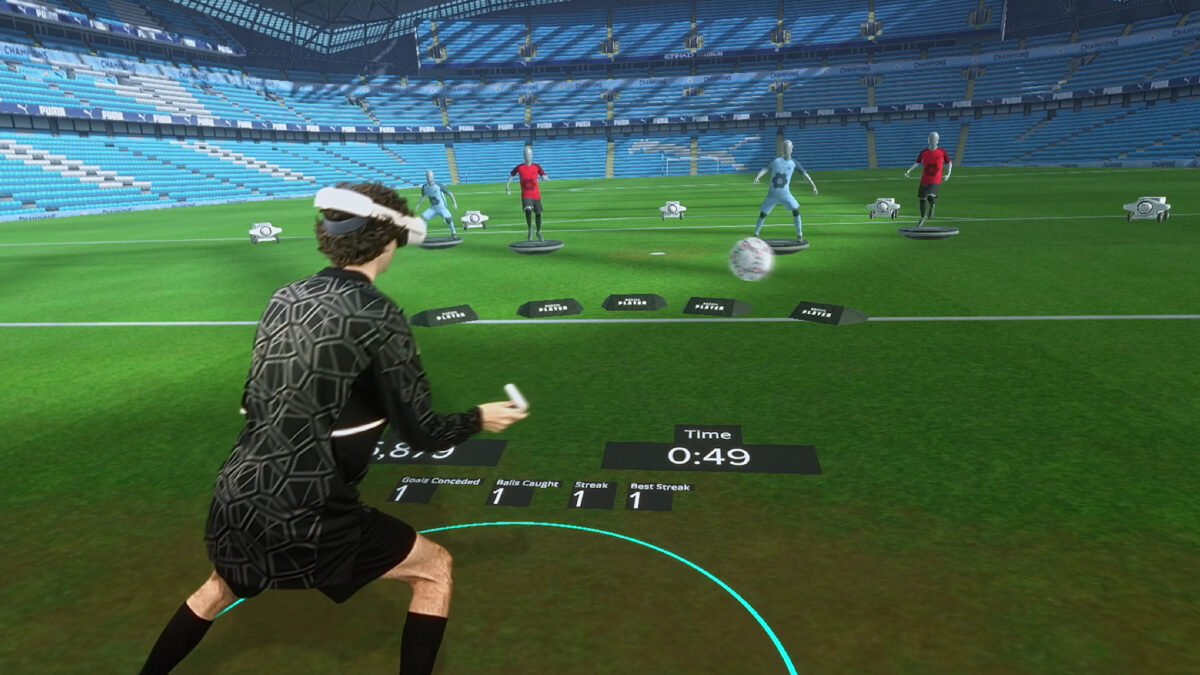 Ein Torhüter mit VR-Brille stellt sich den Schüssen von virtuellen Fußballern auf einem VR-Spielfeld.