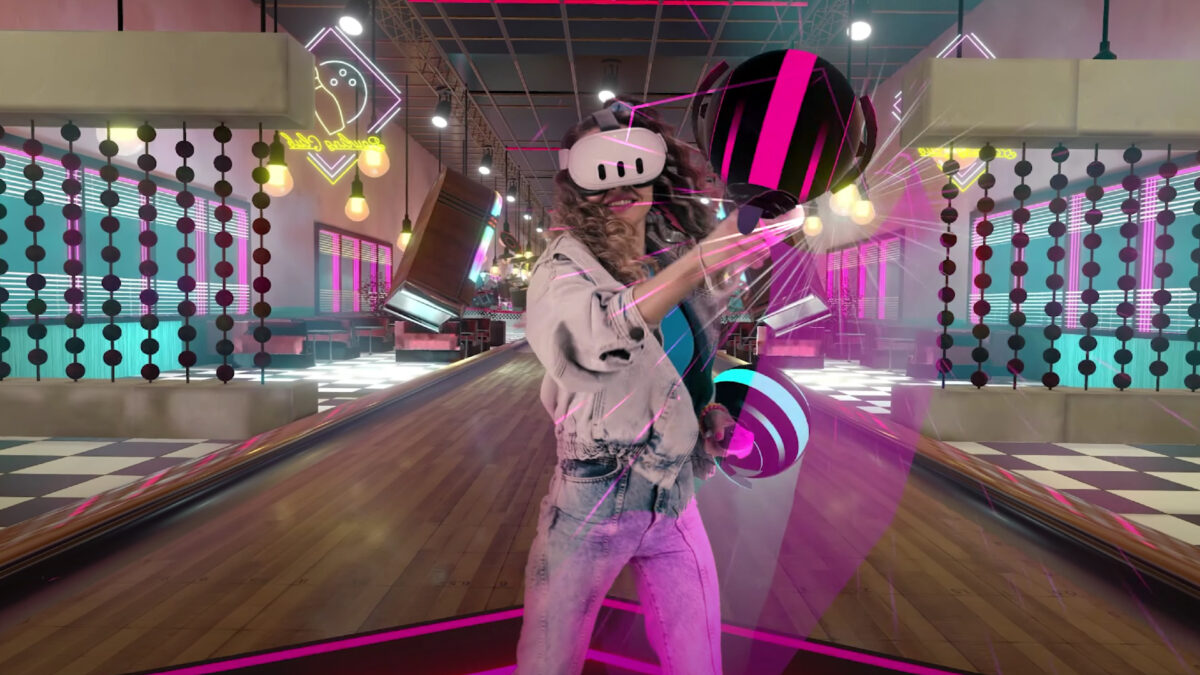 Eine Frau in klassischem 80er-Jahre-Jeans-Outfit spielt mit einer VR-Brille das Spiel Synth Riders.
