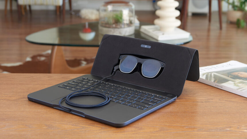 Sightfuls AR Laptop ist kompakt und kommt mit einer verbundenen AR-Brille von Xreal.