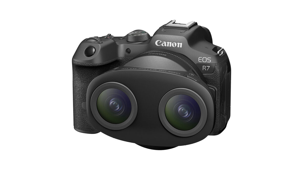 Canon EOS R7 Kamera mit VR-Objektiv RF S3.9mm F3.5 STM Dual-Fisheye Lens vor weißem Hintergrund.