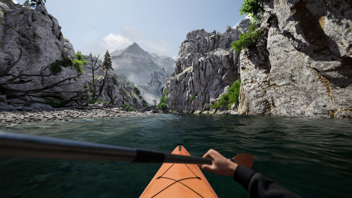 Die Soča-Valley-Umgebung aus der Perspektive des Spielers: Man sieht einen Fluss, Berge, das Paddelboot und Paddel.