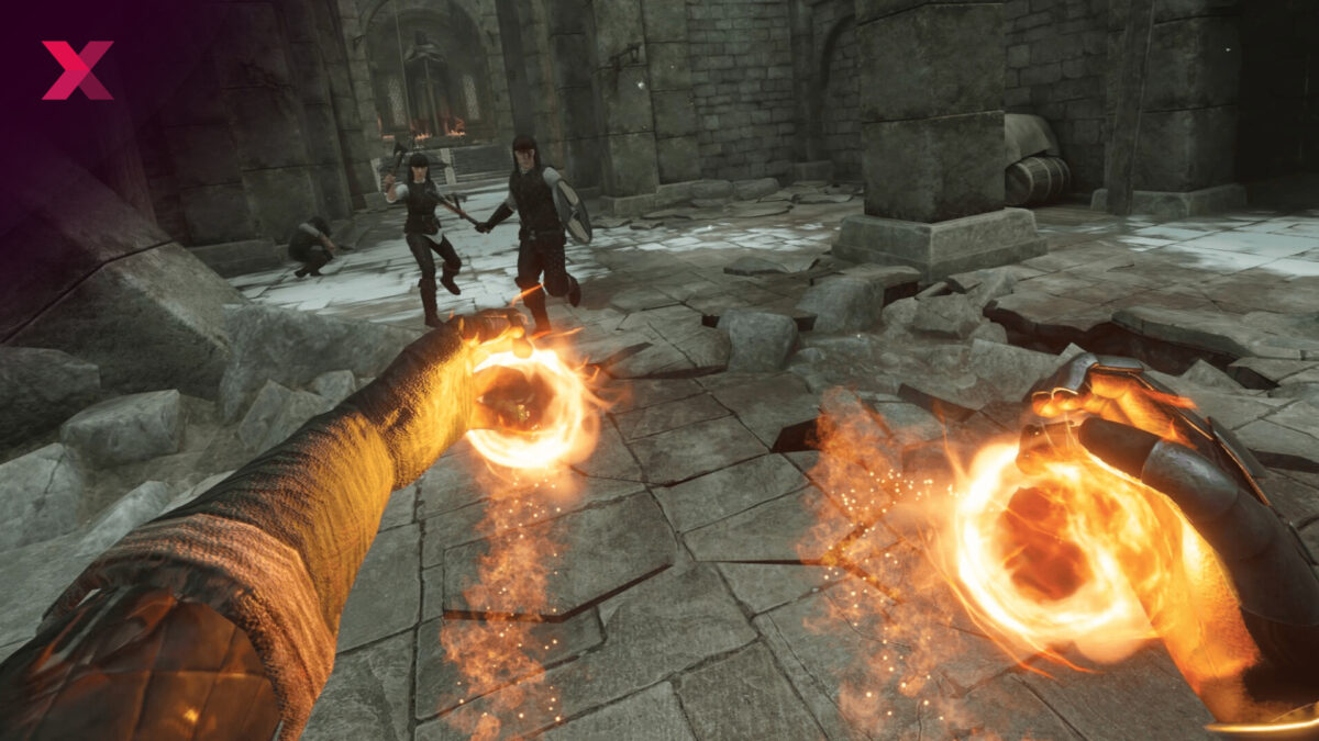 Ein Screenshot aus dem VR-Spiel Blade & Sorcery zeigt zwei Hände, die Feuerkugeln formen und von zwei Soldaten angegriffen werden.