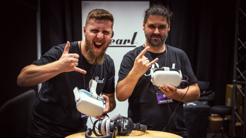 Zwei Männer halten eine VR-Brille in der Handu und posieren mit Surfer-Gruß und Devil Horns in die Kamera.