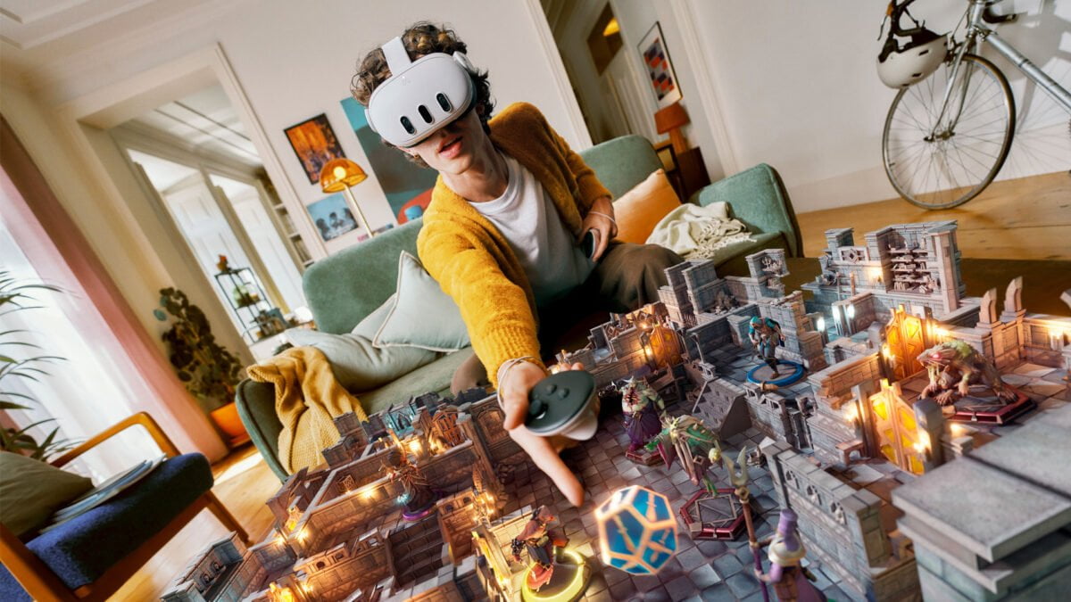 Ein Quest-3-Nutzer spielt Mixed-Reality-Demeo in seinem Wohnzimmer.