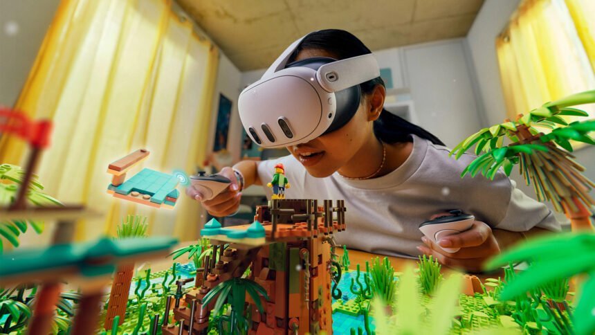 Eine Frau mit der VR-Brille Meta Quest 3 auf dem Kopf spielt ein Mixed Reality Spiel mit einer bunten, virtuellen Landschaft in ihrem Wohnzimmer.