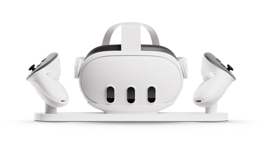 Die VR-Brille Meta Quest 3 und zwei Touch Plus Controller auf dem offiziellen Charging Dock von Meta.