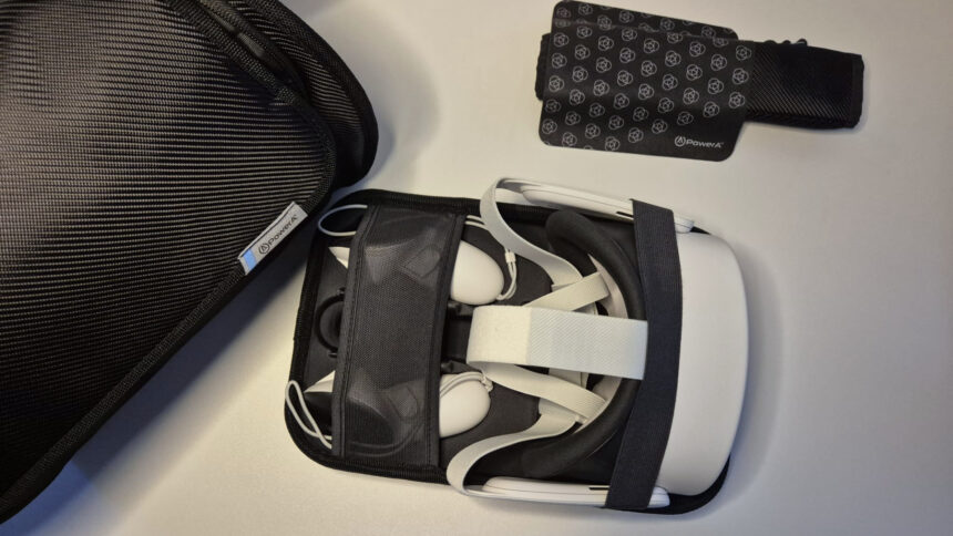 Eine Meta Quest 3S VR-Brille und ein Travel Bag mit Zubehör liegen auf einem Schreibtisch.