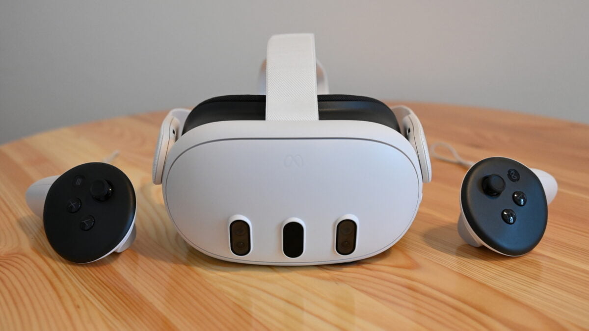 VR/AR-Brille Quest 3 auf einem Tisch, rechts und links davon die Touch Plus Controller