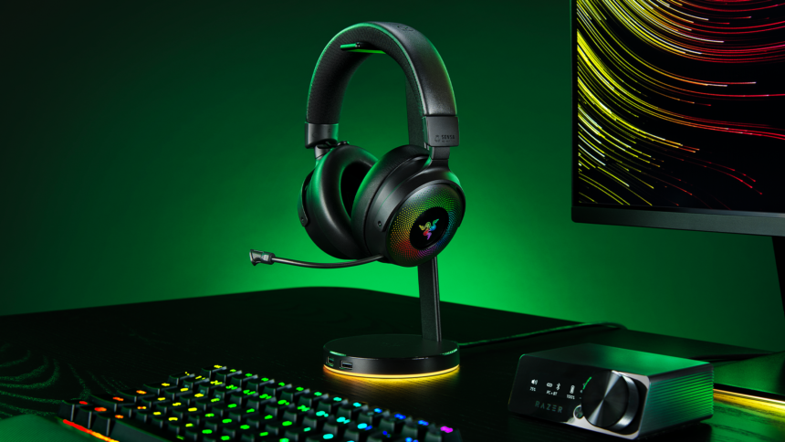 Das Razer Kraken 4 Pro auf einem Headset Stand.