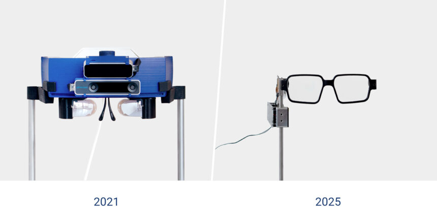 Zwei CREAL-Prototypen. Links einer von 2021, wuchtiges Headset, rechts von 2025, eine normale Brille.