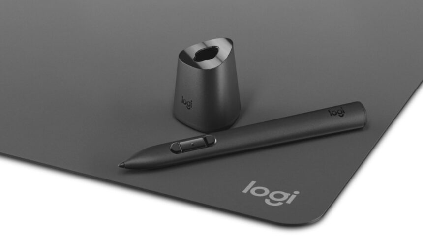 Der Logitech MX Ink Mixed Reality-Stift auf einer Schreibunterlage neben einem Ladesockel.