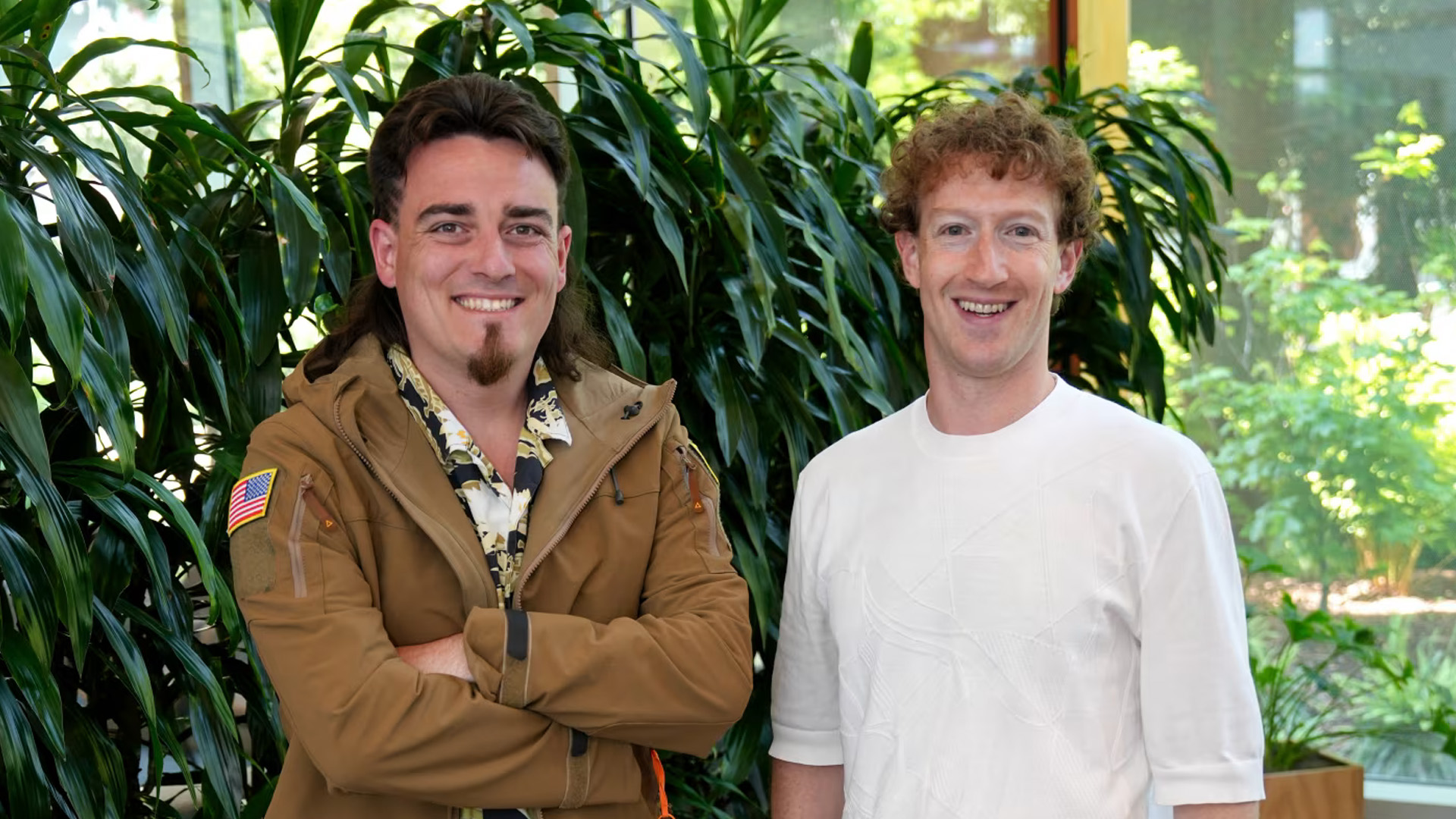 Fotografie von Palmer Luckey und Mark Zuckerberg.